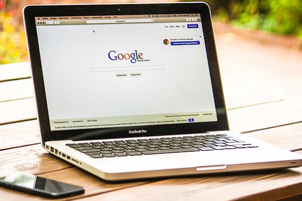 Laptop et smartphone