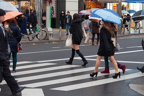 Salaryman & élégantes japonaises à Shinjuku (Tokyo)